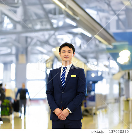 空港整備士の制服姿 ■撮影協力:関西国際空港(KIX) 空港整備士の制服姿 ■撮影協力:関西国際空港(KIX) 137038850