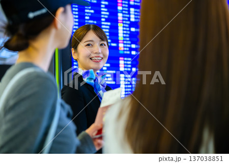 空港で笑顔するスタッフ ■撮影協力：関西国際空港（KIX） 137038851
