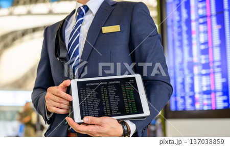 職員がタブレット確認 ■撮影協力:関西国際空港(KIX) 職員がタブレット確認 ■撮影協力:関西国際空港(KIX) 137038859