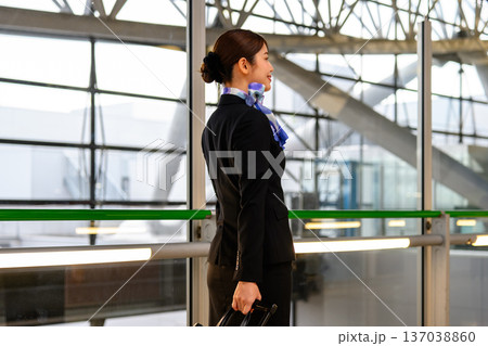 空港で働く女性職員 ■撮影協力：関西国際空港（KIX） 137038860
