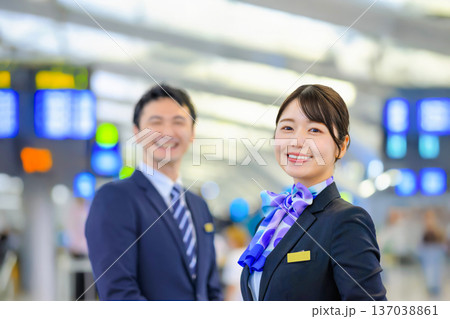 空港スタッフの笑顔の接客 ■撮影協力：関西国際空港（KIX） 137038861