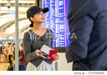 空港でフライト情報確認する女性 ■撮影協力:関西国際空港(KIX) 空港でフライト情報確認する女性 ■撮影協力:関西国際空港(KIX) 137038865