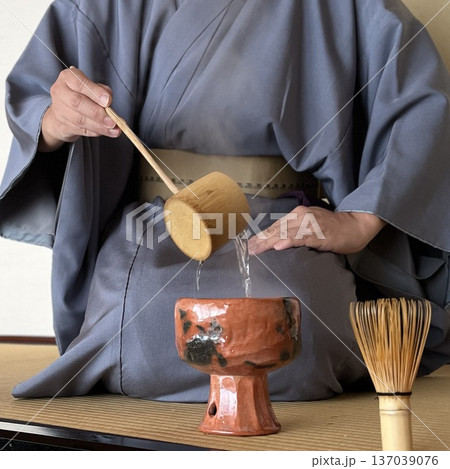 馬上杯で抹茶を点てる人 馬上杯で抹茶を点てる人 137039076