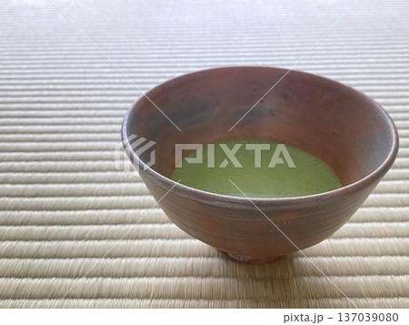 和室の畳に置かれたお茶碗の中の抹茶 和室の畳に置かれたお茶碗の中の抹茶 137039080