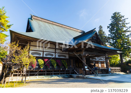 秋の岩手県平泉 紅葉の世界遺産中尊寺 本堂 秋の岩手県平泉 紅葉の世界遺産中尊寺 本堂 137039229