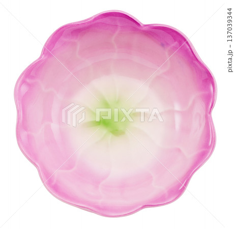 白背景に切り抜かれた桜の花のようなピンク色のガラス製小皿 137039344