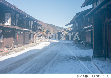 【奈良井宿】雪景色の宿場町【木曽路】 【奈良井宿】雪景色の宿場町【木曽路】 137039503
