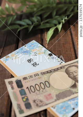 水色で花柄のご祝儀袋と新札の一万円 入学祝や進学祝などの御祝儀 水色で花柄のご祝儀袋と新札の一万円 入学祝や進学祝などの御祝儀 137039574