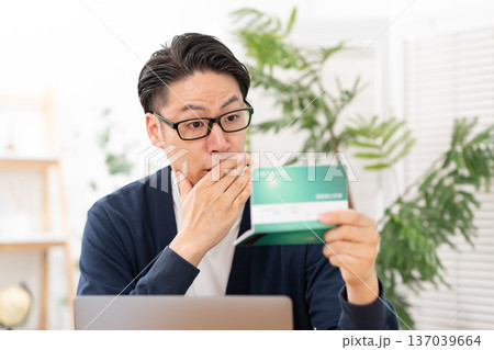 悩む男性　お金 137039664