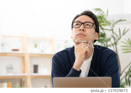 悩む男性 疲労 悩む男性 疲労 137039673