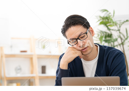 悩む男性　疲労 137039674