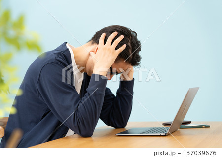 悩む男性　疲労 137039676