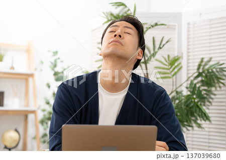 悩む男性 疲労 悩む男性 疲労 137039680