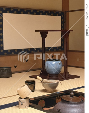 茶室に備えられた茶の湯の道具 137039802