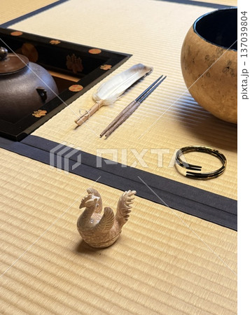 炉の炭を調える茶室の風景 137039804