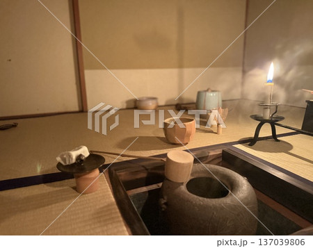 ろうそくの灯りが灯る冬の茶室 ろうそくの灯りが灯る冬の茶室 137039806