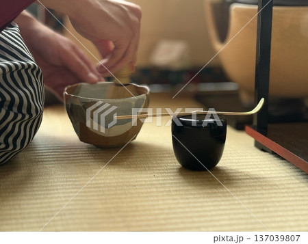 畳で抹茶を点てる茶人 畳で抹茶を点てる茶人 137039807