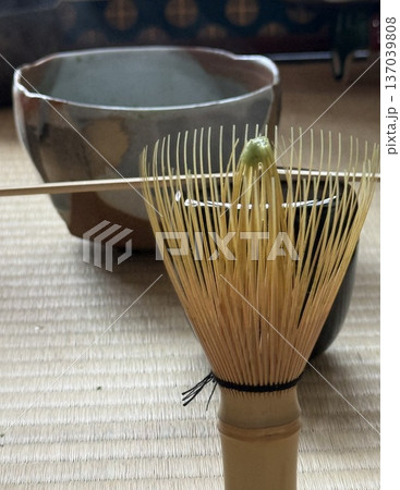 抹茶を点てた茶筅と茶碗 抹茶を点てた茶筅と茶碗 137039808