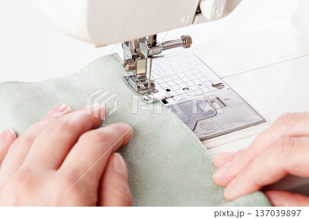 Sewing machine, stitching fabrics, needle in a round plan Sewing machine, stitching fabrics, needle in a round plan 137039897