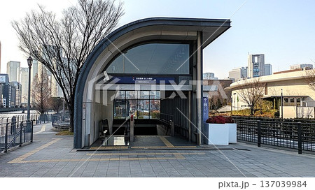 大阪中之島の京阪電車なにわ橋駅 大阪中之島の京阪電車なにわ橋駅 137039984
