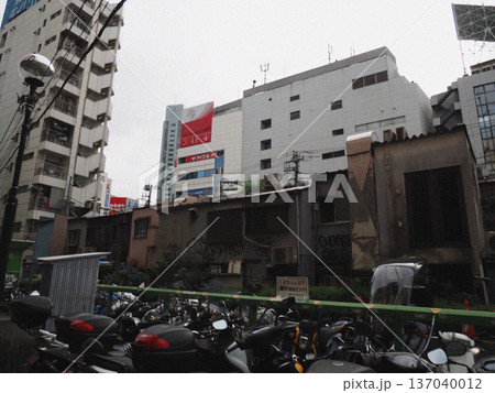 渋谷駅前の旧景観を記録した再開発前の街並み写真。イラスト風。 渋谷駅前の旧景観を記録した再開発前の街並み写真。イラスト風。 137040012