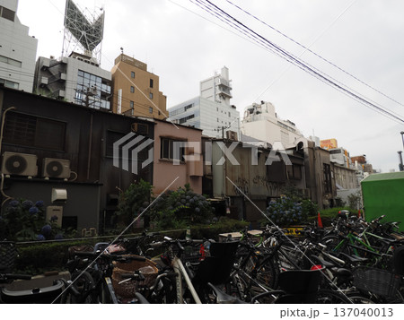 渋谷駅前の旧景観を記録した再開発前の街並み写真。 137040013