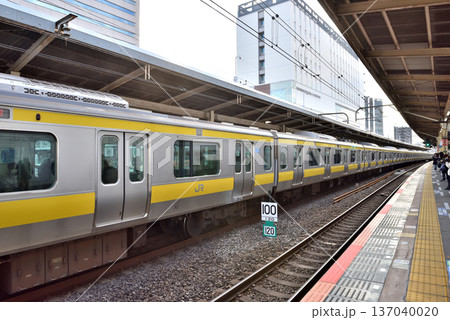 JR総武線船橋駅にて JR総武線船橋駅にて 137040020