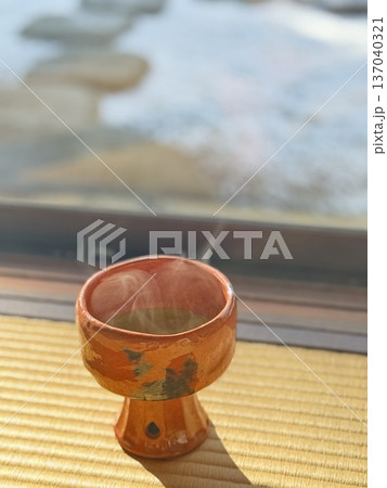雪の日の茶室に置かれた茶碗の湯気 雪の日の茶室に置かれた茶碗の湯気 137040321