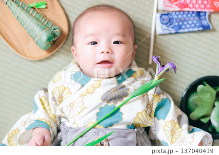 端午の節句を祝う男児 端午の節句を祝う男児 137040419
