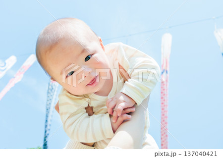 初節句 鯉のぼりと赤ちゃん 端午の節句を祝う男児 初節句 鯉のぼりと赤ちゃん 端午の節句を祝う男児 137040421