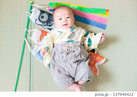 初節句 鯉のぼりと赤ちゃん 端午の節句を祝う男児 初節句 鯉のぼりと赤ちゃん 端午の節句を祝う男児 137040422