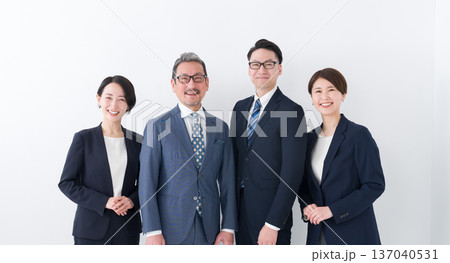 笑顔のカメラ目線のビジネスマン複数人 笑顔のカメラ目線のビジネスマン複数人 137040531