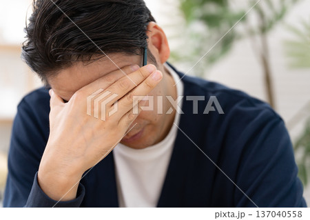 悩む男性　アップ 137040558