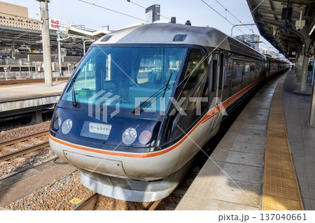 名古屋駅に停車中の383系ホームライナー瑞浪 名古屋駅に停車中の383系ホームライナー瑞浪 137040661