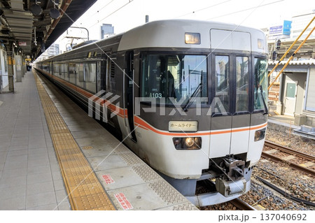 名古屋駅に停車中の383系ホームライナー瑞浪 137040692