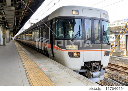 名古屋駅に停車中の383系ホームライナー瑞浪 名古屋駅に停車中の383系ホームライナー瑞浪 137040694