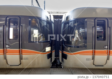名古屋駅に停車中の383系ホームライナー瑞浪 137040751