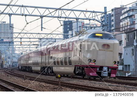 【東海道本線】早朝の大森の街並みを通過するサンライズ瀬戸・出雲 137040856