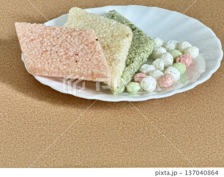 白い皿に盛り付けられたひなあられと菱おこし 137040864