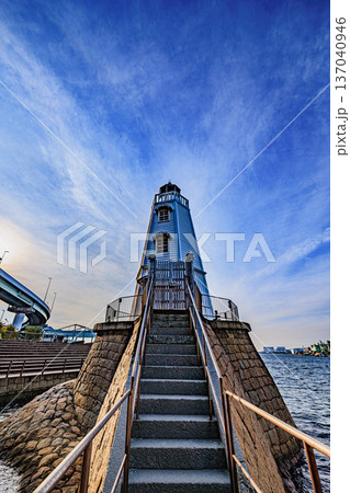 大阪・旧堺燈台と青空のドラマチックな雲景色|歴史的灯台と海辺の風景 大阪・旧堺燈台と青空のドラマチックな雲景色|歴史的灯台と海辺の風景 137040946