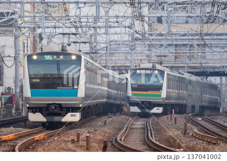 【京浜東北線】早朝の大森駅を発車する普通列車 137041002