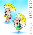 雨の中元気に登校 137041010