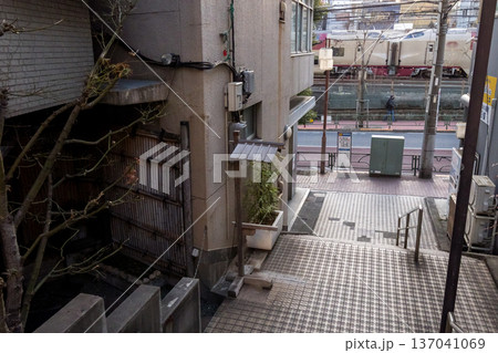 【東海道本線】早朝の商店街を通過するサンライズ瀬戸・出雲 137041069