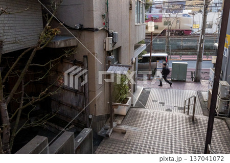 【東海道本線】早朝の商店街を通過するサンライズ瀬戸・出雲 【東海道本線】早朝の商店街を通過するサンライズ瀬戸・出雲 137041072