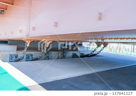 大阪市　夢洲のチェーン式落橋防止装置 137041127