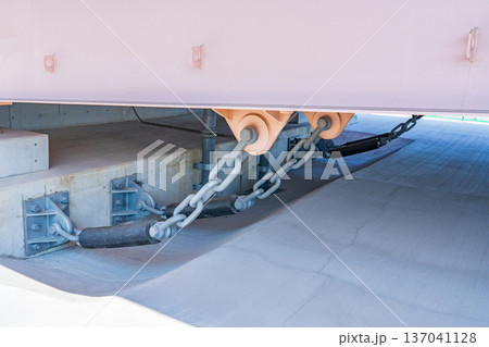 大阪市　夢洲のチェーン式落橋防止装置 137041128