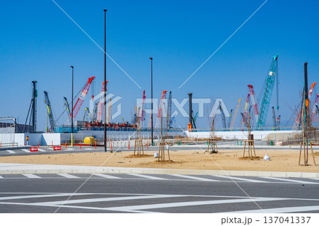 大阪IRの工事現場のクレーン 大阪IRの工事現場のクレーン 137041337