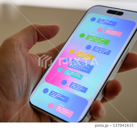 スマートフォンでメッセージ確認 スマートフォンでメッセージ確認 137041615