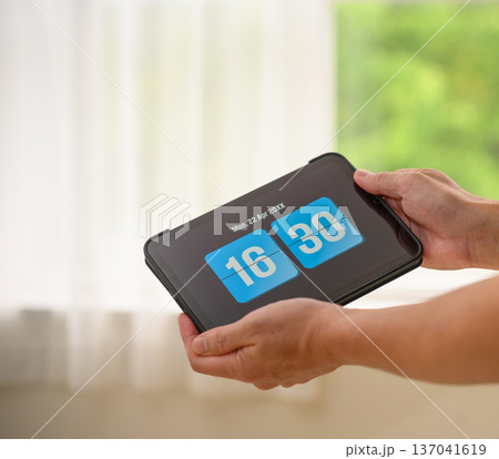 フリップ時計アプリを見る フリップ時計アプリを見る 137041619