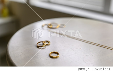 テーブル上の金色の指輪 137041624